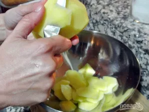 Nulupkite bulvę, nuplaukite ją ir supjaustykite plonomis skiltelėmis (kuo plonesnėmis). Nulupkite ir plonai pusžiedžiais supjaustykite sv...