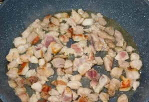 Mėsą supjaustykite mažais gabalėliais. Kepkite, kol iškeps.