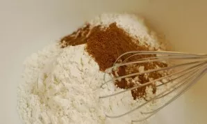 Sumaišykite 1,5 puodelio miltų, 0,5 puodelio įprasto cukraus, sodos, kepimo miltelių, 1,5 arbatinio šaukštelio cinamono, 0,5 arbatinio ša...