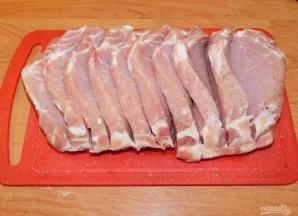 Paimkite gabalą kiaulienos be kaulo. Padarykite įpjovas per visą gabalą, jų neperpjaudami iki galo. Pabarstykite mėsą iš visų pusių drusk...