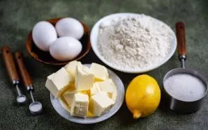 Paruoškite visus ingredientus. Kruopščiai nuplaukite citriną ir nusausinkite popieriniu rankšluosčiu.