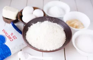 Visus ingredientus iš karto dėkite ant stalo. Visus miltus persijokite iš anksto.