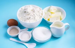 Visus ingredientus išdėliokite ant stalo. Pieną iš anksto šiek tiek pašildykite puodelyje - maždaug iki 36-38 laipsnių.