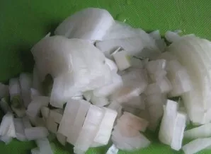 Nulupkite ir nuplaukite svogūnus. Supjaustykite mažais gabalėliais.