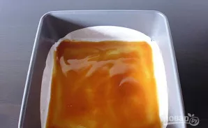 Kepimo skardos dugną išklokite kepimo popieriumi ir tolygiai patepkite karamele.