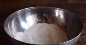 Sumaišykite miltus su žiupsneliu druskos.