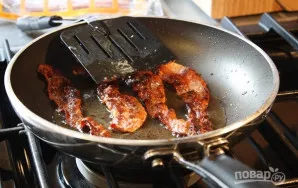 Įdėkite šoninės riekeles į sausa keptuvę ir apkepkite iki auksinės spalvos. Nukelkite nuo ugnies ir sudėkite ant popierinio rankšluosčio....