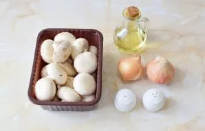 Paruoškite reikiamus ingredientus. Rinkitės vidutinio dydžio, šviesios spalvos grybus, be pažeidimų ar patamsėjimų.