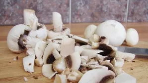 Grybus, žoleles ir svogūną reikia nuplauti, grybus ypač kruopščiai. Rekomenduoju naudoti pievagrybius padažui gaminti. Dirbti su šiais gr...