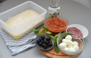 Paruoškite ingredientus pinsos gamybai. Šiuo metu tešla jau turi būti paruošta. Kaip ją pasigaminti - aprašyta kitame žingsnyje.