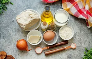 Paruoškite visus reikalingus ingredientus blyneliams su mėsos įdaru. Svogūną nulupkite ir nuplaukite, kiaušinius nuplaukite ir nusausinkite.