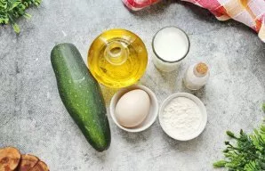 Paruoškite visus ingredientus. Kruopščiai nuplaukite ir nusausinkite kiaušinį ir cukiniją. Miltus sumaišykite su kepimo milteliais ir per...
