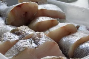 Žuvį išvalykite, supjaustykite dideliais gabalėliais.