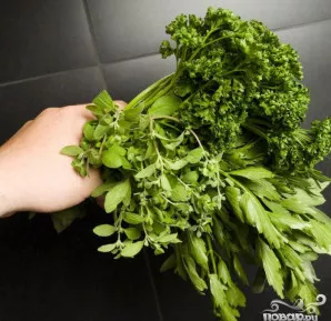 Susiriškite žoleles į ryšulėlį.