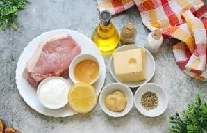 Paruoškite ingredientus. Nuplaukite kiaulieną ir nusausinkite popieriniais rankšluosčiais.