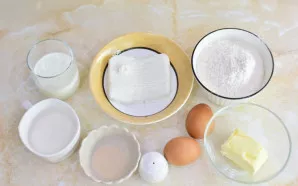 Tešlai paruošti pasiruoškite reikalingus ingredientus. Miltus iš anksto persijokite per sietelį, kad prisotintumėte juos deguonimi.