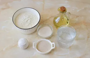 Norėdami paruošti mielinį tešlą ant vandens, pasiruoškite reikiamus ingredientus. Iš anksto persijokite miltus per sietelį, kad juose ats...