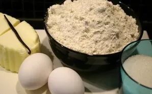 Pirmiausia reikia paruošti tešlą. Paruoškite visus reikalingus ingredientus.
