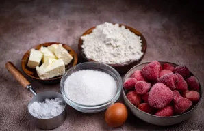 Visi ingredientai prieš jus ant stalo. Sviestą iš šaldytuvo išimkite iš anksto, kad jis taptų minkštas.