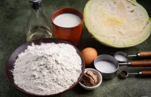 Prieš pradedant gaminti, sudėkite visus ingredientus ant stalo. Pieną šiek tiek pašildykite puode iki maždaug 35–37 °C.