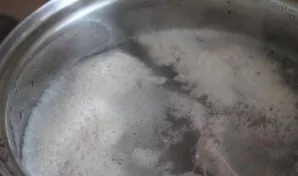 Iš kiaulienos šonkauliukų išvirkite sultinį. Nuplaukite juos ir sudėkite į vandenį. Kai vanduo užvirs ir pradės putoti, nukoškite. Šonkau...