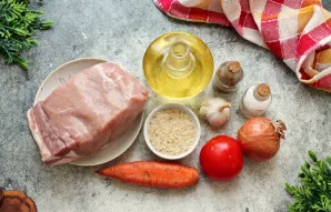 Paruoškite visus reikalingus ingredientus ryžiams su mėsa daugiafunkciniame puode. Morką, česnaką ir svogūną nulupkite bei nuplaukite. Po...