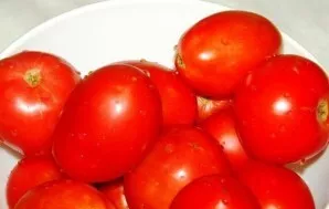 Pomidorus kruopščiai nuplaukite.