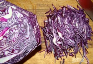 Raudonąjį kopūstą smulkiai supjaustykite plonomis juostelėmis aštriu peiliu. Kuo ploniau, tuo geriau - salotos bus švelnesnės. Kopūstą ga...