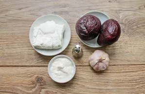 Paruoškite visus reikalingus ingredientus Red Velvet salotoms gaminti.