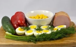 Paruoškite visus salotoms reikalingus ingredientus. Kiaušinius išvirkite ir atvėsinkite. Nuplaukite daržoves.