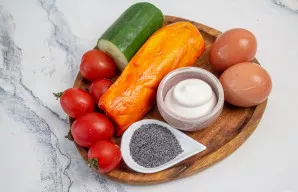 Paruoškite visus reikalingus ingredientus. Rūkytą vištieną galima pakeisti virta arba kepta filė.