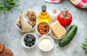 Paruoškite visus reikalingus ingredientus. Vištieną iš anksto išvirkite pasūdytame vandenyje, kol išvirs, ir atvėsinkite.