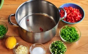 Paruoškite visus ingredientus. Smulkiai supjaustykite visas daržoves, net česnaką.