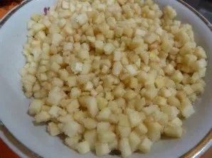 Nulupkite obuolius ir supjaustykite juos mažais kubeliais, pabarstykite cukrumi. Atidėkite.