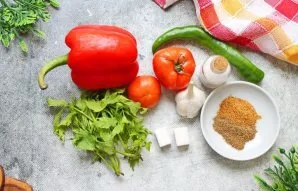 Paruoškite visus reikalingus ingredientus. Kruopščiai nuplaukite daržoves ir leiskite joms nudžiūti. Žoleles nuplaukite, nukratykite vand...