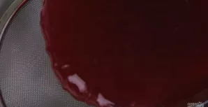 Želatiną užpilkite šaltu virintu vandeniu, išmaišykite ir palikite brinkti. Sutarkuotus burokus užpilkite šaltu vandeniu, įdėkite išbrink...