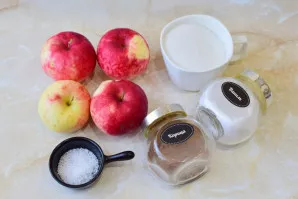 Norint paruošti obuolių uogienę, pasiruoškite visus reikalingus ingredientus.