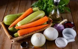 Paruoškite ingredientus. Jei reikia, nulupkite cukinijas ir pašalinkite sėklas. Nulupkite morkas, česnako skilteles ir svogūnus. Tada vis...