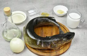 Paruoškite produktus žuvų kotletams gaminti. Šaldytą žuvį iš anksto atšildykite. Naudokite riebią grietinėlę, ne mažiau kaip 20 % riebumo...