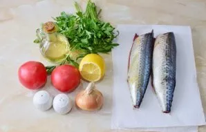 Paruoškite visus reikalingus ingredientus. Skumbrę iš anksto nuplaukite. Nupjaukite galvą ir uodegą. Nuplaukite žuvį tekančiu vandeniu. N...