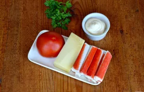 Pomidorą, žalumynus ir krabų lazdelės nuplaukite ir nusausinkite.