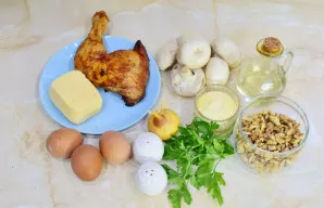 Pasiruoškite visus reikalingus ingredientus. Kiaušinius išvirkite iš anksto ir atvėsinkite.