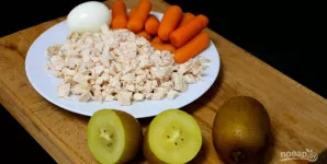 Išvirkite vištieną, morką ir kiaušinį. Vištieną ir morką supjaustykite smulkiais kubeliais.