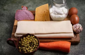 Visus ingredientus sudėkite ant stalo. Iš anksto atšildykite sluoksniuotą tešlą.