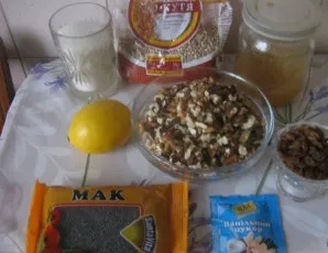 Ingredientus sočivo gamybai pasirenkame paprastus. Aš naudoju tradicinius: aguonas, razinas ir riešutus.