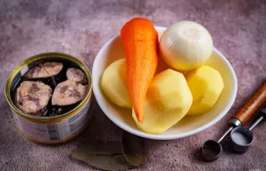 Paruoškite ingredientus. Daržoves nuskuskite ir nuplaukite. Žuvies konservus atidarykite, bet skysčio nenupilkite.