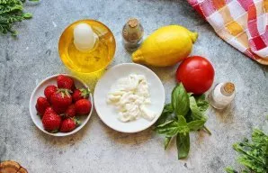 Paruoškite visus reikalingus ingredientus. Perrinkite ir nuplaukite uogas, išdėliokite jas ant rankšluosčio, kad sugertų vandenį. Nuplauk...