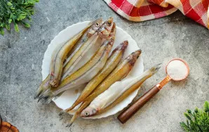 Paruoškite visus reikalingus ingredientus sūdytai stintai.