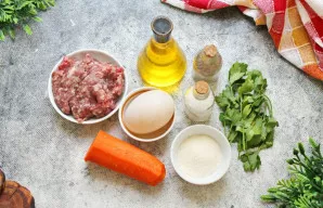 Paruoškite visus reikalingus ingredientus jautienos kotletams orkaitėje. Morką nulupkite ir nuplaukite. Kiaušinį nuplaukite karštu vanden...