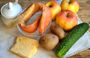 Paruoškite visus reikalingus ingredientus. Iš anksto išvirkite bulves lengvai pasūdytame vandenyje.